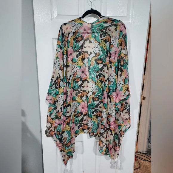 Lane Bryant Sheer Floral/Tropical Tasseled Scarf Ruana in Size One size - Picture 9 of 9
